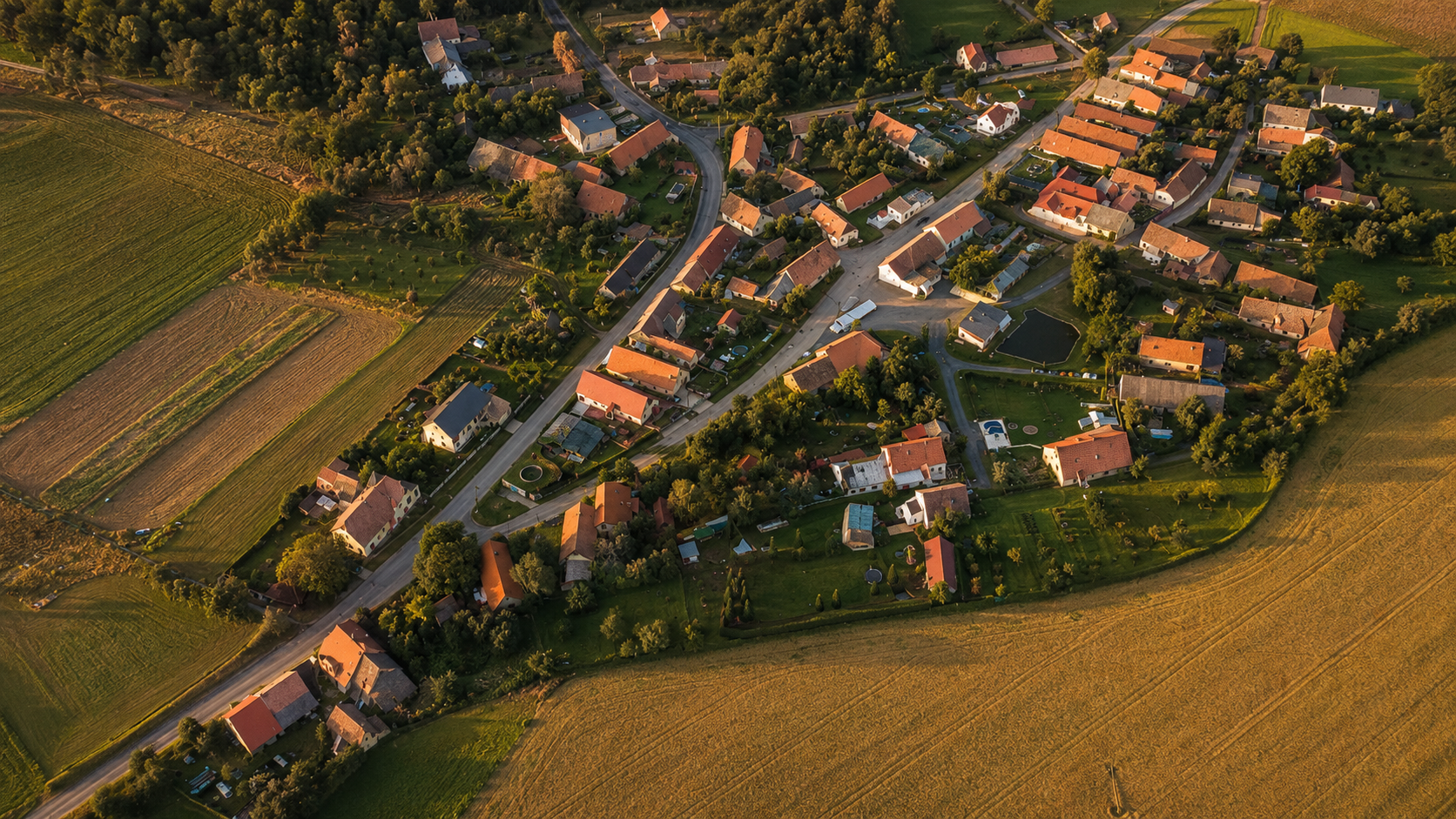 Ekovesnice Lipovec — letecký pohled na vesnici s poli