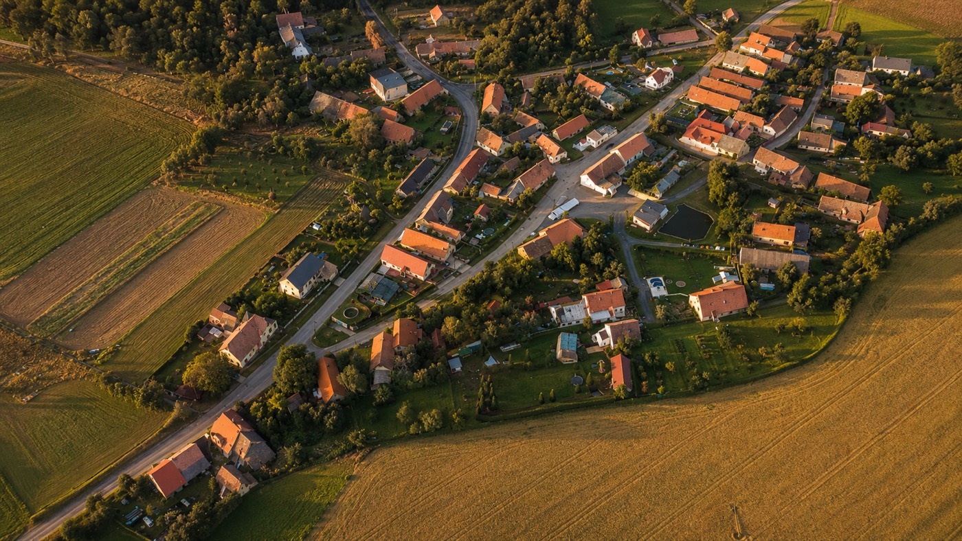Ekovesnice Lipovec — letecký pohled na vesnici s poli