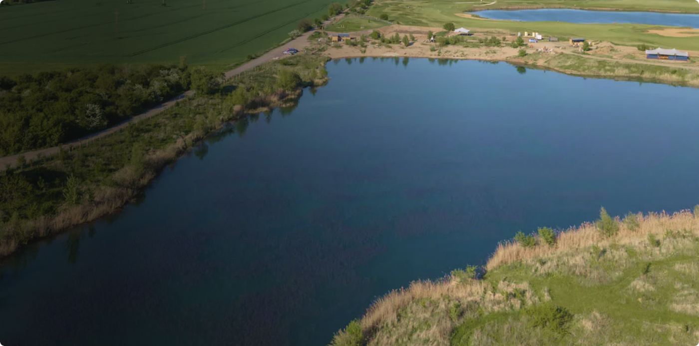 Jezero Lipence — letecký pohled na přírodní jezero s okolní krajinou